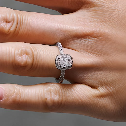 1.5 ct. Gesamtgewicht Halo-Ring mit Labordiamanten im Kissenschliff und rund in 14K Weißgold (F/VS2)