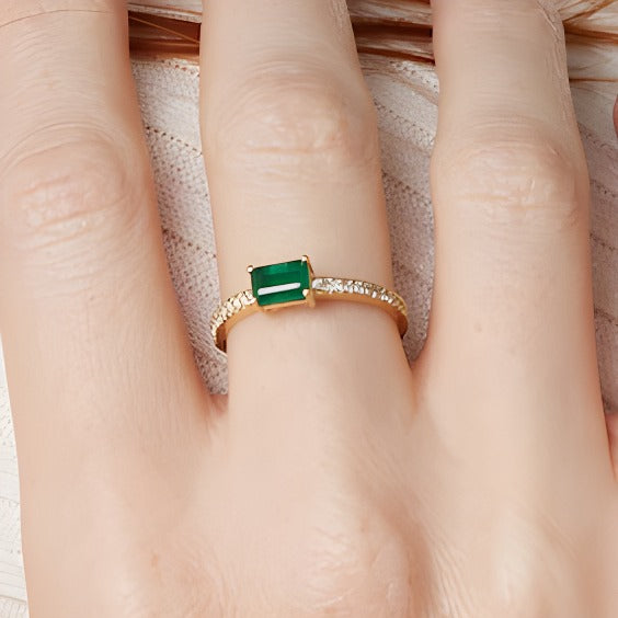 Solitär-Ring mit seitlichem Besatz mit Smaragd und 0.1 ct. Gesamtgewicht Diamanten in 14K Gelbgold