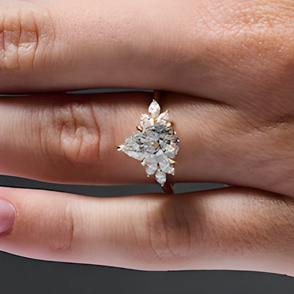 2.5 CT. Gesamtgewicht Solitär-Ring mit seitlichem Besatz mit tropfenförmigem Labordiamant in 14K Gelbgold (F/VS2)