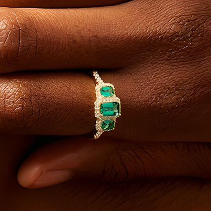 Dreistein-Ring mit Smaragd im Smaragdschliff (Labor) und Diamanten 0,25 ct. Gesamtgewicht in 10K Gelbgold