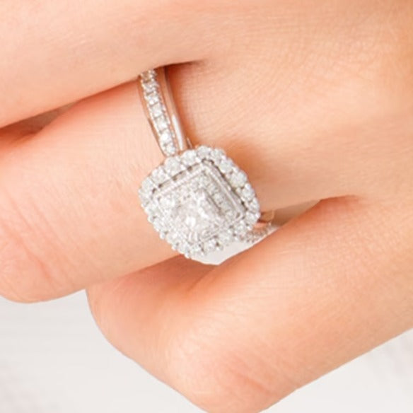 0.63 ct. Gesamtgewicht Verlobungsring im Vintage-Stil mit Diamanten im Princess-Schliff und Halo aus 10K Weißgold