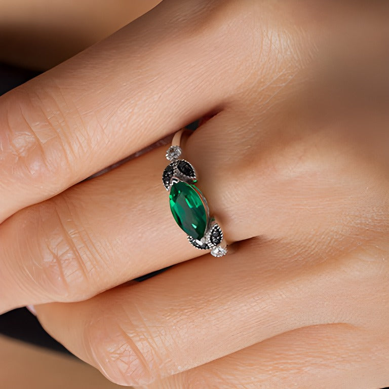 Fashion-Ring Blätter mit Marquise-Smaragd (Labor) und 0,1 ct. Gesamtgewicht behandelten schwarzen und weißen Diamanten in 10K Weißgold