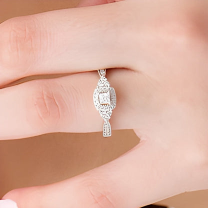 Verlobungsring im Vintage-Stil mit Diamanten im Princess- und Rundschliff, 0.33 ct. Gesamtgewicht, in 10K Weißgold