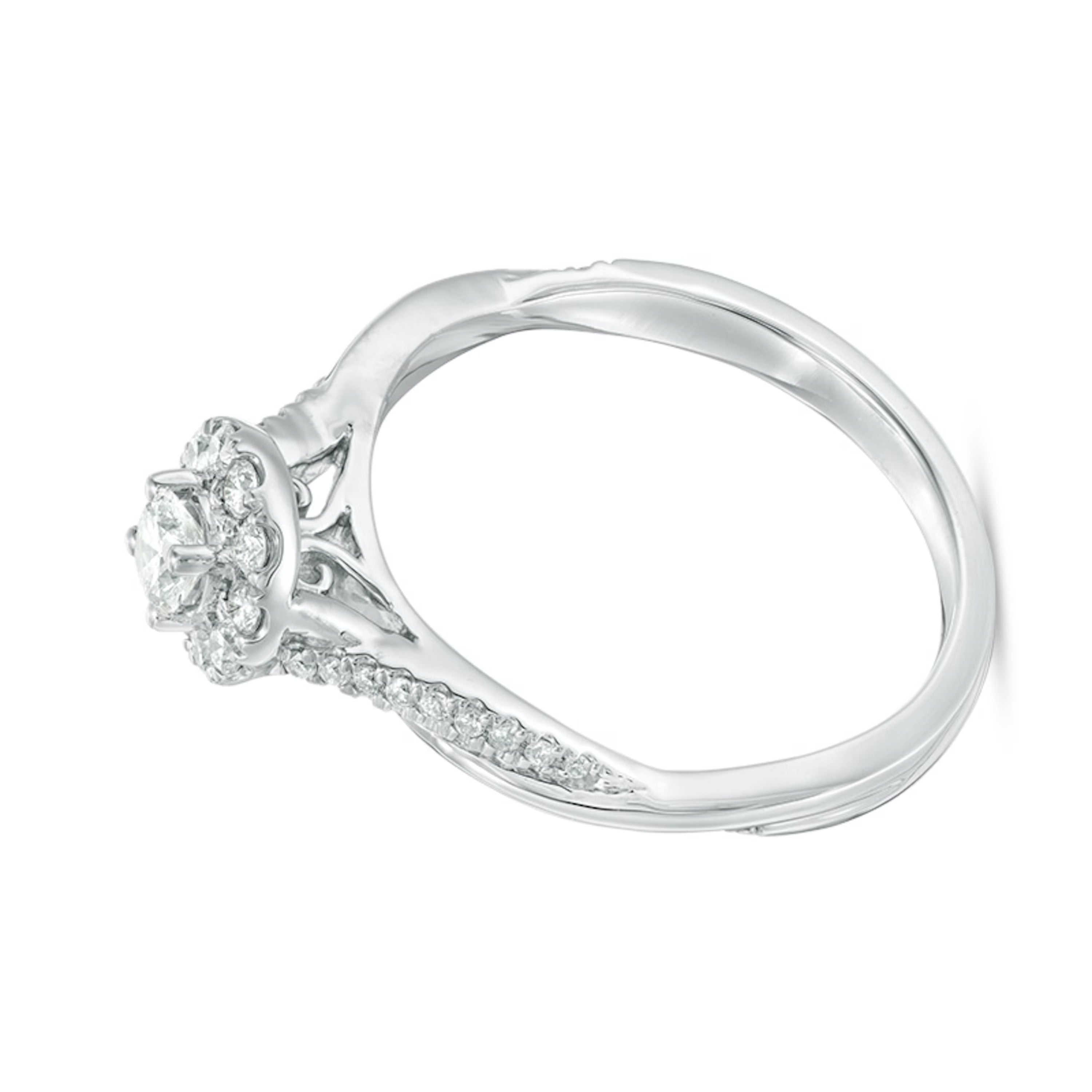 0.38 ct. Gesamtgewicht Diamant Halo Verlobungsring mit Twist in 10K Weißgold