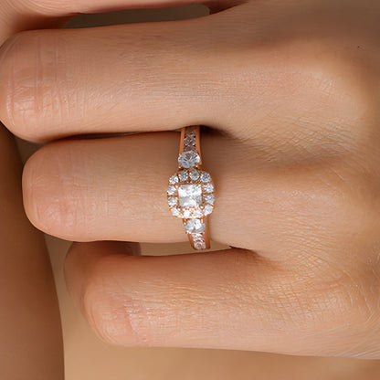 Dreistein-Verlobungsring mit Diamanten im Princess- und Rundschliff 1.25 ct. Gesamtgewicht in 14K Roségold