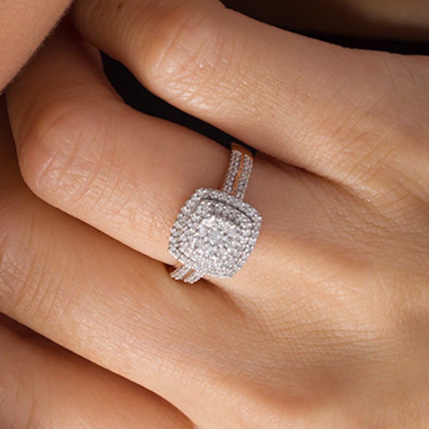 0.38 ct. Gesamtgewicht Halo-Ring mit Diamanten im Kissenschliff und runden Diamanten in 10K Roségold
