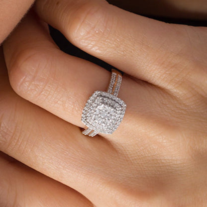 0.38 ct. Gesamtgewicht Halo-Ring mit Diamanten im Kissenschliff und runden Diamanten in 10K Roségold