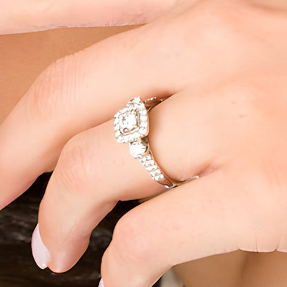 Dreistein-Verlobungsring mit Diamanten 1.17 ct. Gesamtgewicht, rund & Kissenschliff, in 14K Weißgold