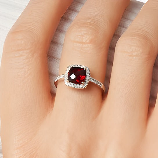 7,0 mm Halo-Ring mit Granat im Kissenschliff und 0,2 ct. Gesamtgewicht Diamanten in 10K Gelbgold