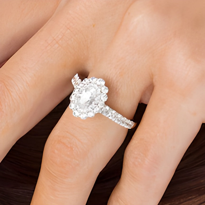 1.5 CT. Gesamtgewicht Verlobungsring mit ovalem Diamant und Halo in 14K Weißgold (I/SI2)