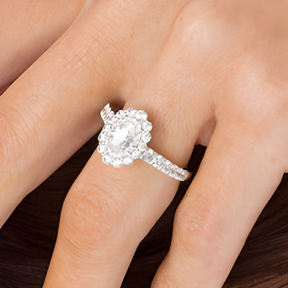 1.5 CT. Gesamtgewicht Verlobungsring mit ovalem Diamant und Halo in 14K Weißgold (I/SI2)