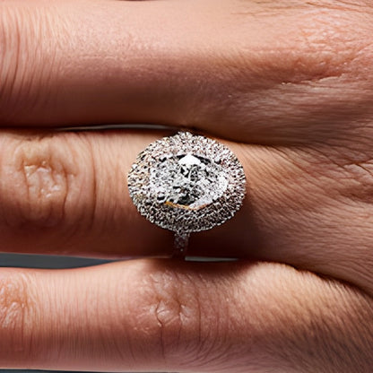 3.0 ct. Gesamtgewicht Verlobungsring mit ovalem Labordiamant und Halo in 14K Gelbgold (F/VS2)