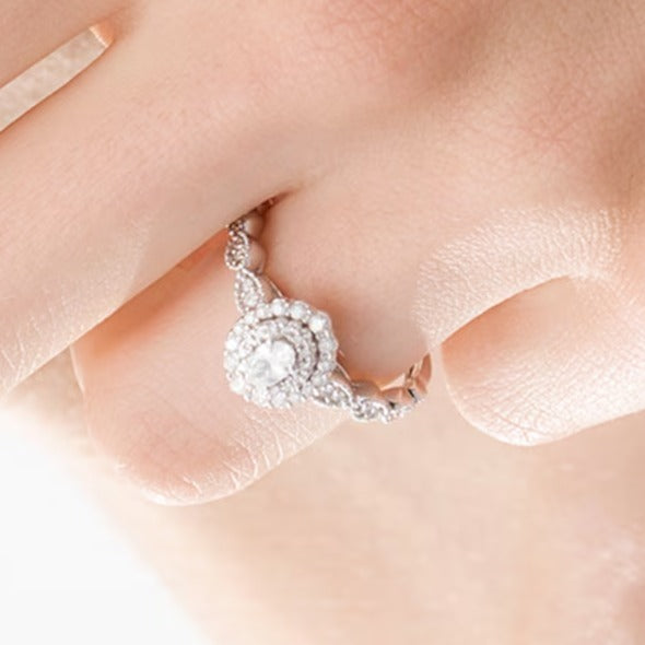 0.38 ct. Gesamtgewicht Verlobungsring mit Diamanten in Oval- und Rundschliff, Halo im Art-déco-Vintage-Stil, aus 10K Weißgold