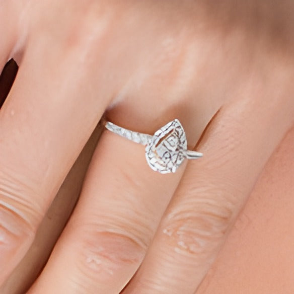 0,5 ct. Gesamtgewicht Diamant Verlobungsring im Vintage-Stil mit tropfenförmigem Halo in 14K Weißgold
