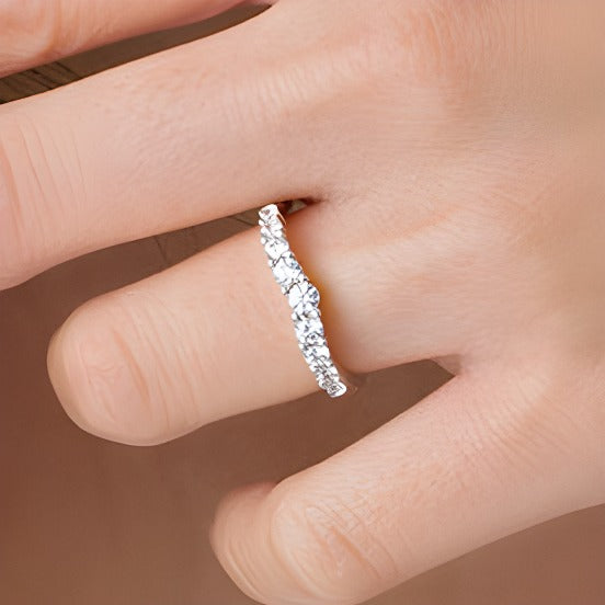 Ehering mit neun Diamanten im Konturdesign 0,5 ct. Gesamtgewicht in 14K Weißgold