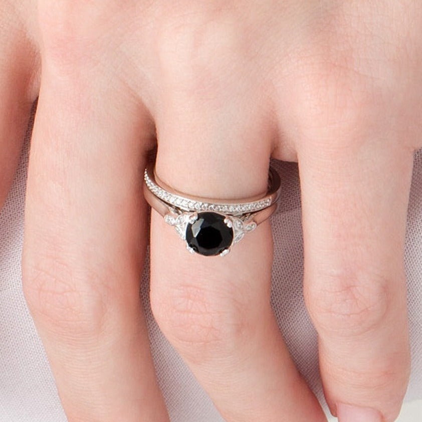 8,0 mm schwarzer Saphir und 0,1 ct. Gesamtgewicht Diamant Brautset mit Blattseiten aus 10K Weißgold