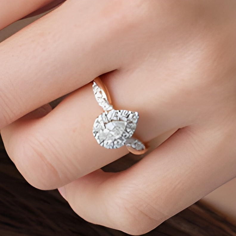 0,88 ct. Gesamtgewicht Verlobungsring mit tropfenförmigem Diamant und gedrehter Ringschiene im Halo in 10K Roségold