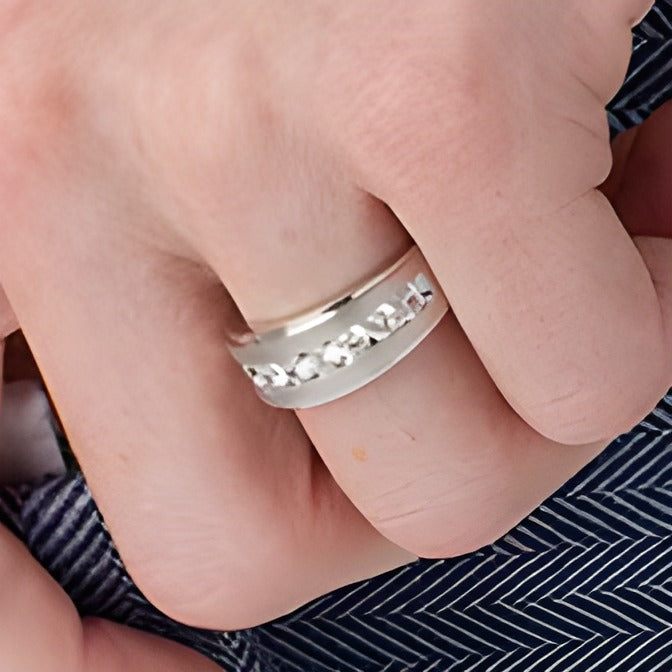 Ehering mit 1.5 ct. Gesamtgewicht Diamanten, neun Steine, in 10K Weißgold