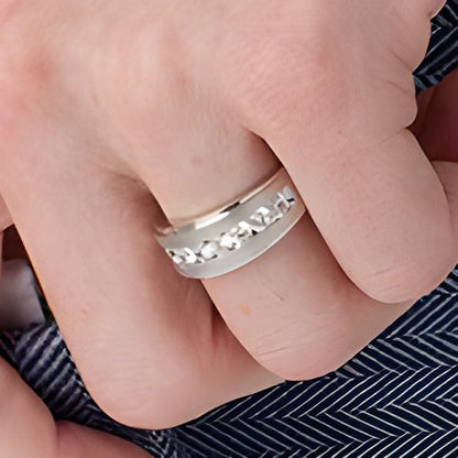 Ehering mit 1.5 ct. Gesamtgewicht Diamanten, neun Steine, in 10K Weißgold