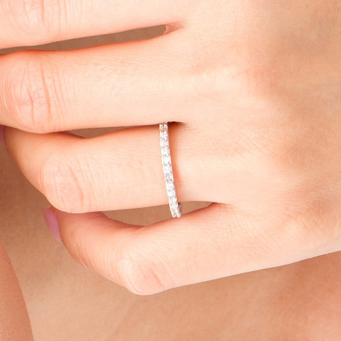 0.5 ct. Gesamtgewicht Memoire-Ring mit Diamanten im Baguette- und Rundschliff in 10K Weißgold