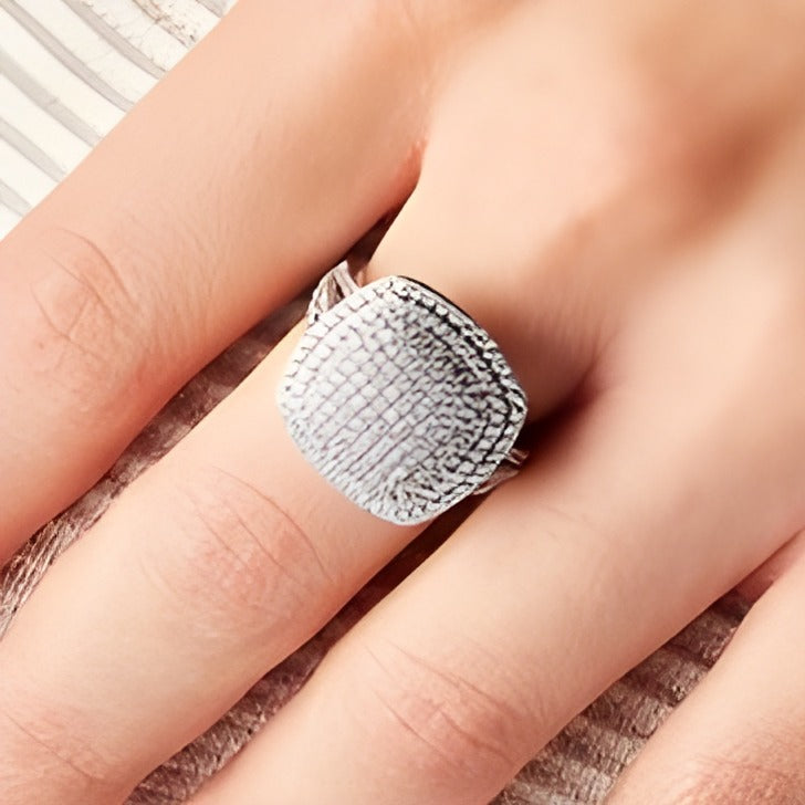 1.0 ct. Gesamtgewicht Fashion-Ring mit Diamanten im Kissenschliff und rund, doppelter Halo und geteilter Schiene, 10K Weißgold