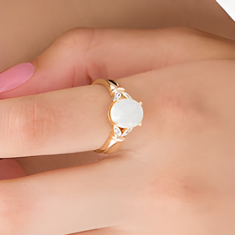 Fashion-Ring mit ovalem Labor-Opal und Diamant-Besatz in Blattoptik mit geteiltem Ring-Schaft in 10K Gelbgold