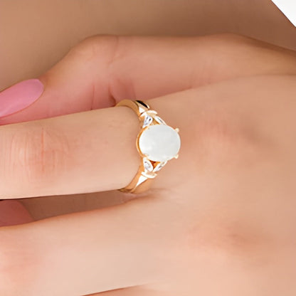 Fashion-Ring mit ovalem Labor-Opal und Diamant-Besatz in Blattoptik mit geteiltem Ring-Schaft in 10K Gelbgold