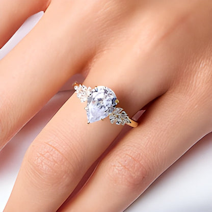 2.33 CT. TW Solitär mit seitlichem Besatz Verlobungsring mit tropfenförmigem Labordiamant in 14K Gelbgold (F/VS2)