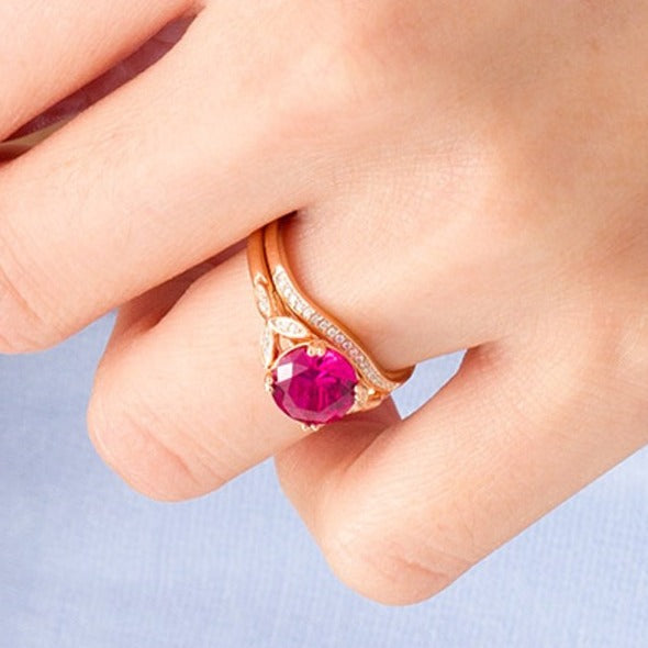 8,0mm Labor-Rubin und 0,1 ct. Gesamtgewicht Diamant Brautset mit Blattseiten in 10K Roségold