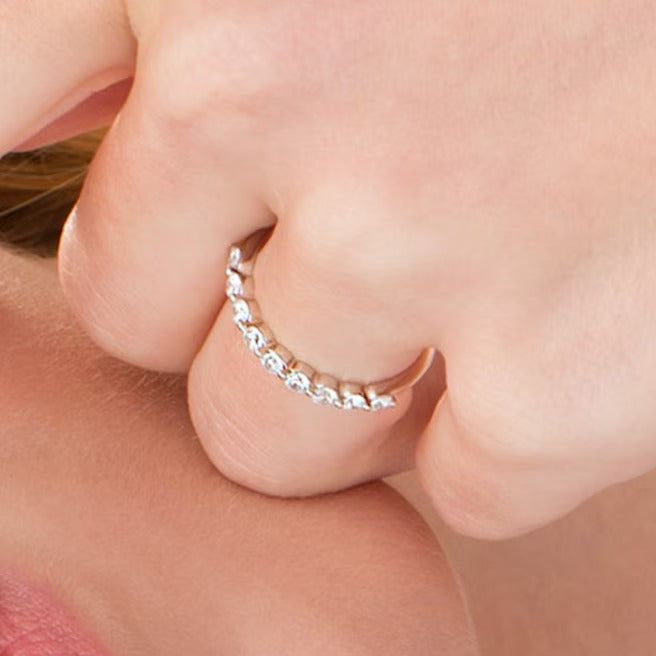 Memoire-Ring mit neun Diamanten 0.38 ct. Gesamtgewicht in 10K Weißgold