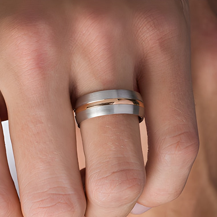 8,0 mm Ehering mit mittlerem Streifen in 10K Two-Tone-Gold