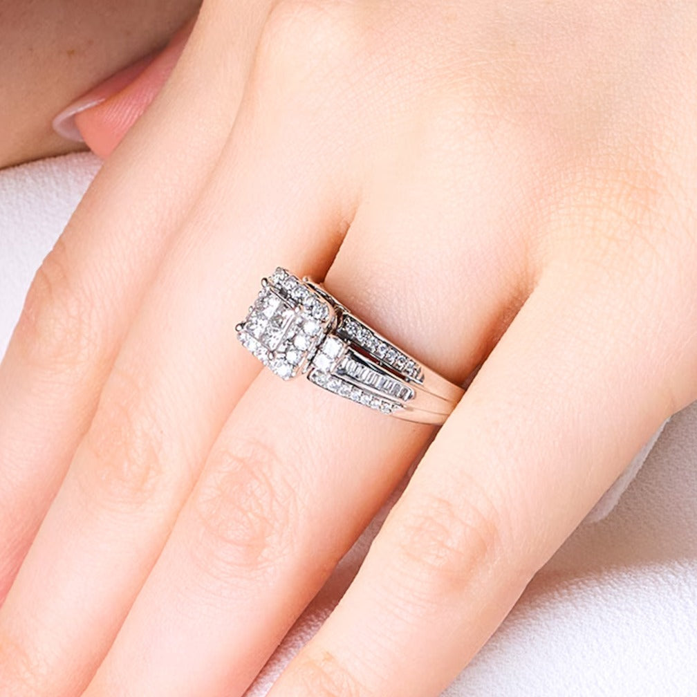 1.0 CT. Gesamtgewicht Verlobungsring mit vier Diamanten im Princess-Schliff und Rahmen in 10K Weißgold