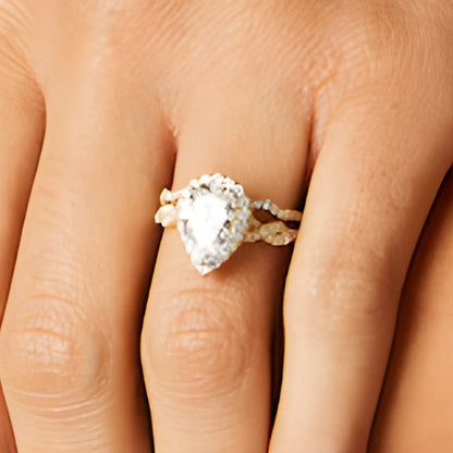 Braut-Set mit tropfenförmigem Labordiamant 2,63 ct. Gesamtgewicht in 14K Gelbgold (I/SI2)