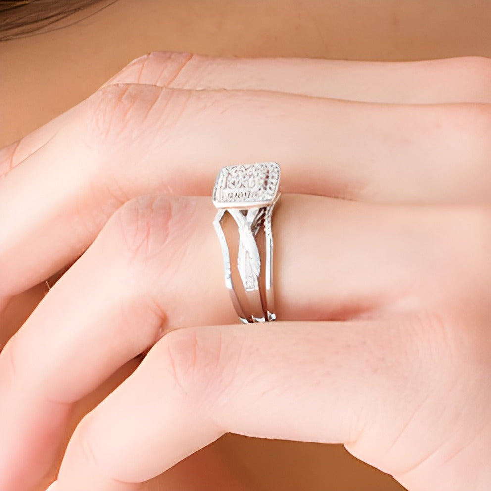 0.63 ct. Gesamtgewicht Komposit-Diamant Braut-Set mit quadratischem Rahmen und gedrehter Ringschiene in rhodiniertem Sterlingsilber