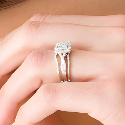 0.63 ct. Gesamtgewicht Komposit-Diamant Braut-Set mit quadratischem Rahmen und gedrehter Ringschiene in rhodiniertem Sterlingsilber