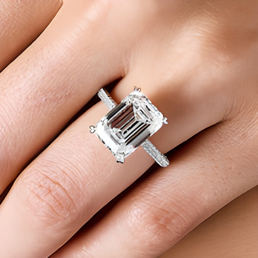 8.75 ct. Gesamtgewicht Verlobungsring mit Labordiamant im Smaragdschliff, Solitär mit seitlichem Besatz, in 14K Weißgold (F/VS2)