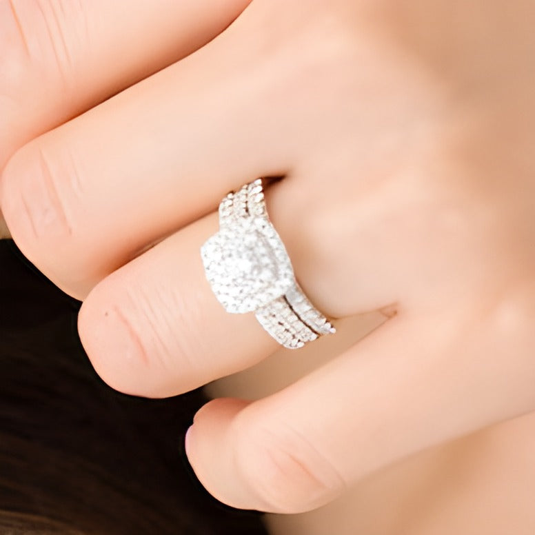 Diamant-Brautset mit doppeltem Kissenschliff-Rahmen, dreiteilig, 1,5 ct. Gesamtgewicht, in 10K Weißgold