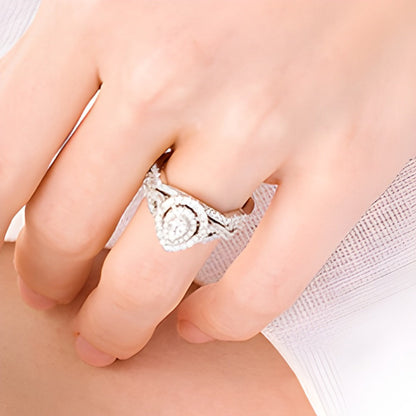 Braut-Set mit Diamanten im Tropfen- und Rundschliff 1.0 CT. Gesamtgewicht, doppelter Halo und gedrehter Schiene, 14K Weißgold