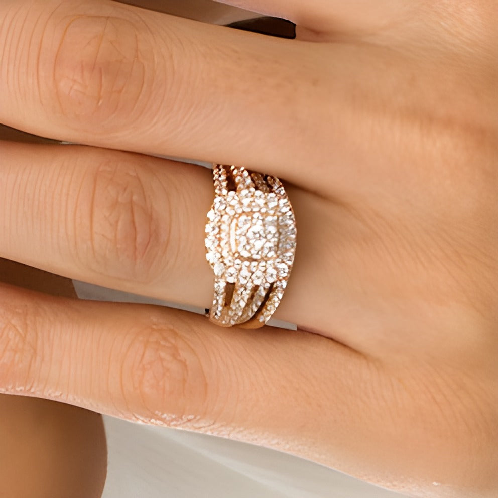 1.13 ct. Gesamtgewicht Braut-Set mit Diamanten im Kissenschliff, mehrreihig mit geteilten Krappen in 10K Roségold