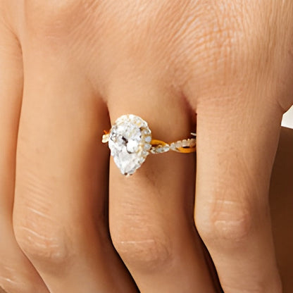 2.5 ct. Gesamtgewicht Brautset mit tropfenförmigem Labordiamant und Halo, gekreuzte geteilte Schiene, in 14K Gelbgold (I/SI2)