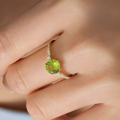 7,0 mm Peridot und 0,13 ct. Gesamtgewicht Diamant Solitär mit seitlichem Besatz in 10K Gelbgold