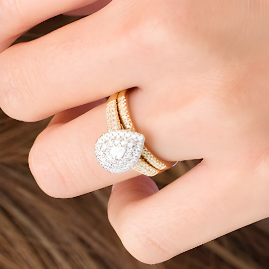Braut-Set mit tropfenförmigen und runden Diamanten 0,75 ct. Gesamtgewicht in 14K Gelbgold