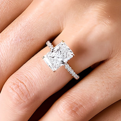 4.25 ct. Gesamtgewicht Labordiamant im Radiant-Schliff Solitär mit seitlichem Besatz in 14K Gelbgold (F/VS2)