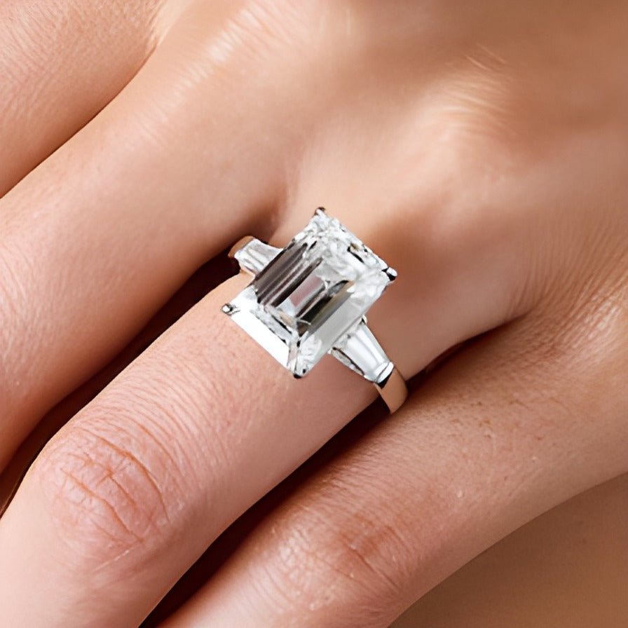 Dreistein-Verlobungsring mit Labordiamanten im Smaragdschliff 8.75 ct. Gesamtgewicht in 14K Weißgold (F/VS2)
