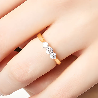 Dreistein-Verlobungsring 0.5 CT. Gesamtgewicht mit runden weißen Diamanten in 10K Gelbgold