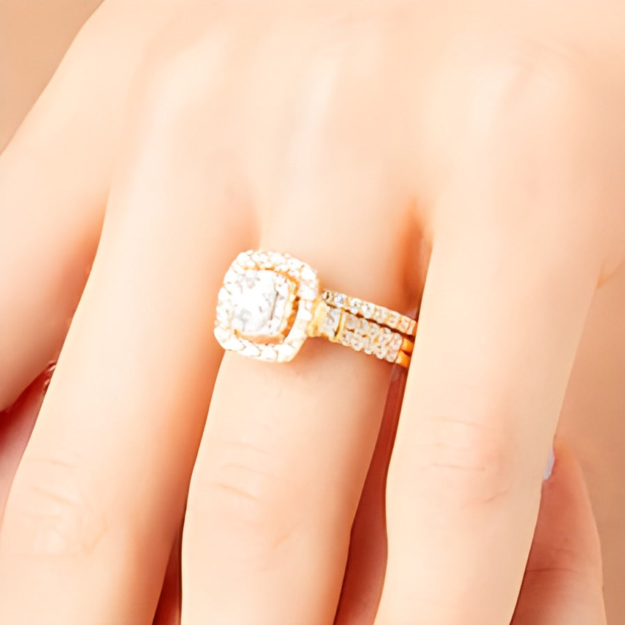 1.0 CT. Gesamtgewicht Braut-Set mit Diamanten im Princess-, Rund- und Kissenschliff in 10K Gelbgold