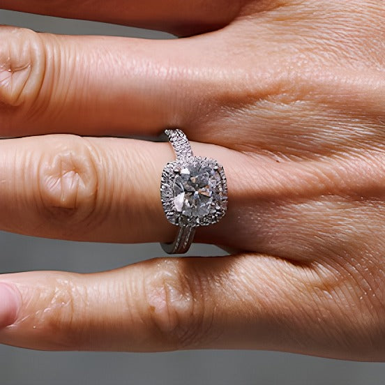 2.63 CT. Gesamtgewicht Halo-Ring mit Labordiamanten im Kissenschliff und rund in 14K Weißgold (F/SI2)