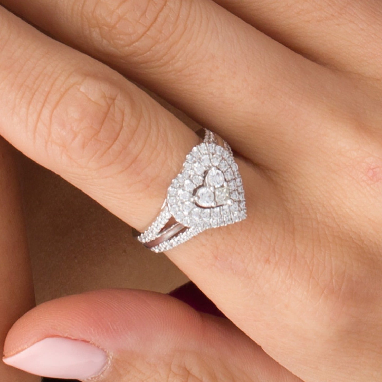 Herzförmiger Ring mit mehreren Diamanten, doppeltem Rahmen und geteilter Schiene, 1.0 CT. Gesamtgewicht, in 10K Weißgold