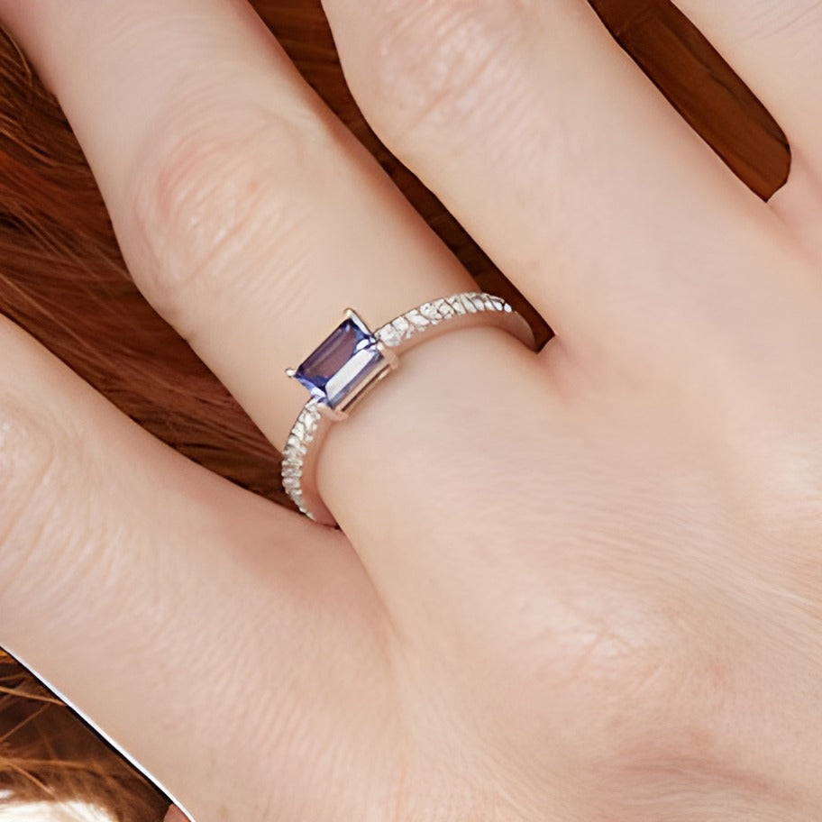 Ring mit Tansanit im Smaragdschliff und Diamanten 0,1 ct. Gesamtgewicht in 14K Weißgold