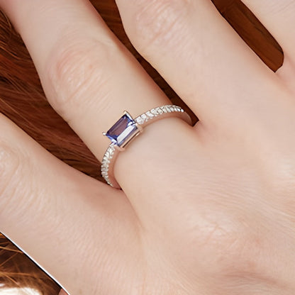Ring mit Tansanit im Smaragdschliff und Diamanten 0,1 ct. Gesamtgewicht in 14K Weißgold